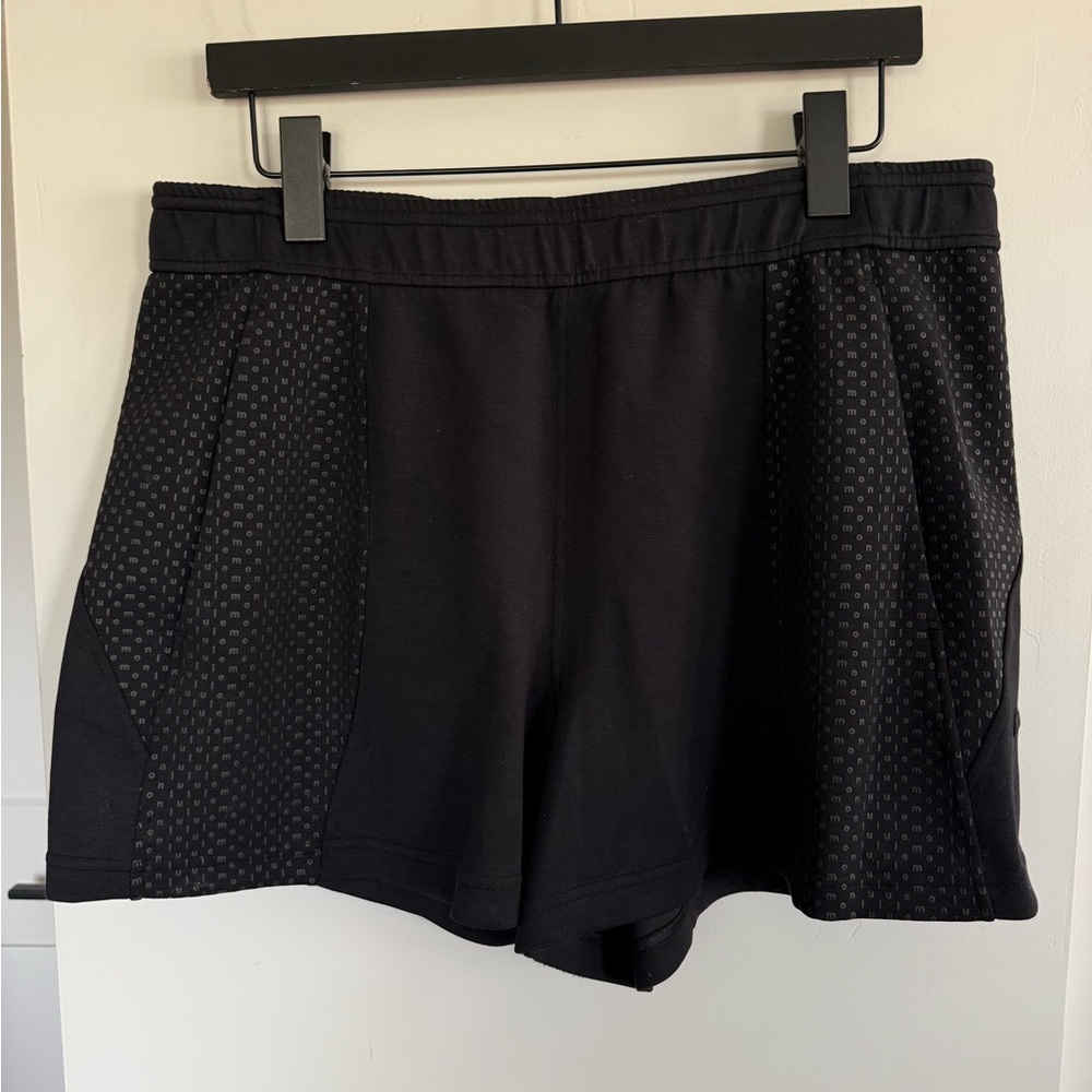 Lululemon Embossed Panel High-Rise Short 4" Size Large